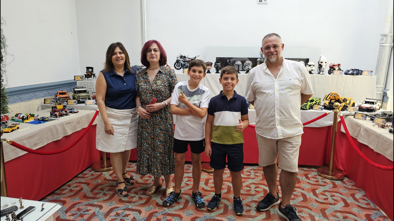 Participantes en la exposición junto a Marta Muñoz en el museo PlomHist
