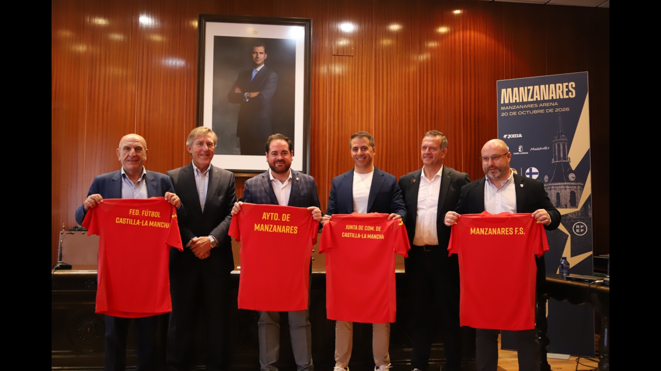 La RFEF ha entregado camisetas de la Selección de Fútbol Sala a las instituciones y Manzanares FS