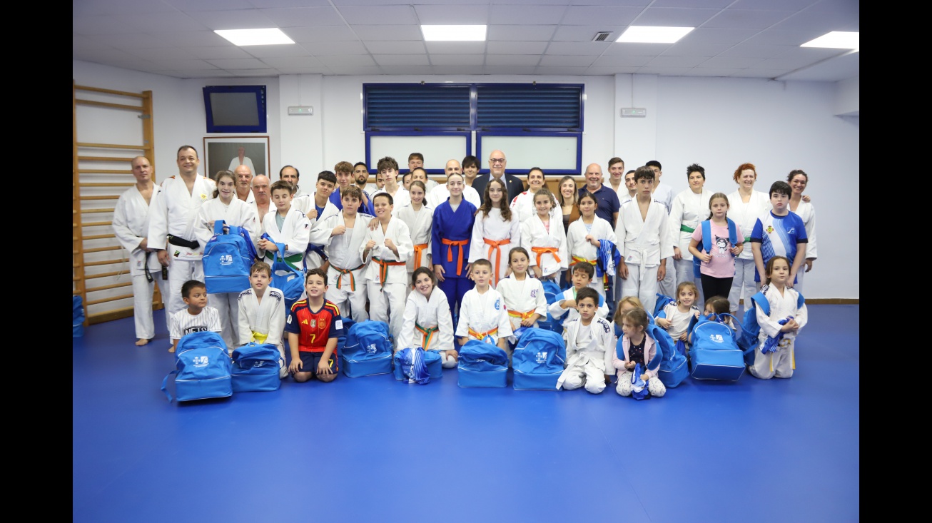 Entrega de mochilas y camisetas a alumnado de la escuela de judo