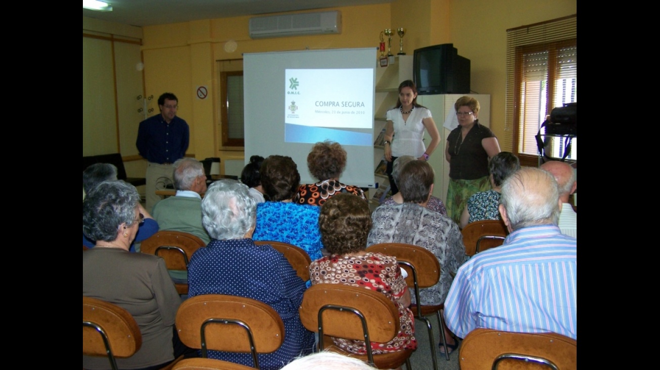 Charla sobre consumo en el Aula de Mayores
