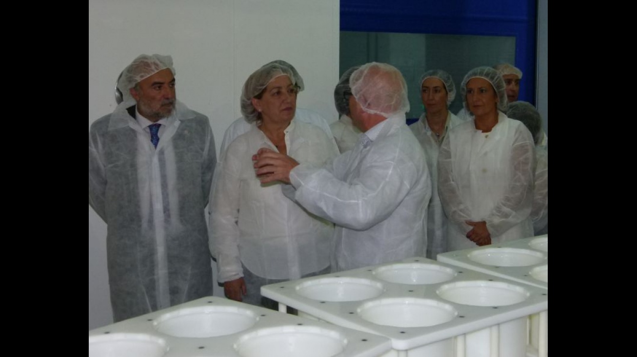 Visita de la consejera y alcalde a Artesanos Queseros Manchegos