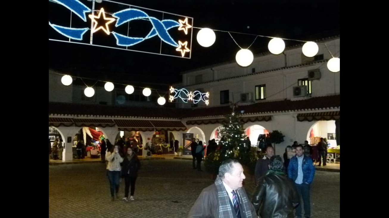 Imagen nocturna del patio del Mercado en "En plaza la Navidad"