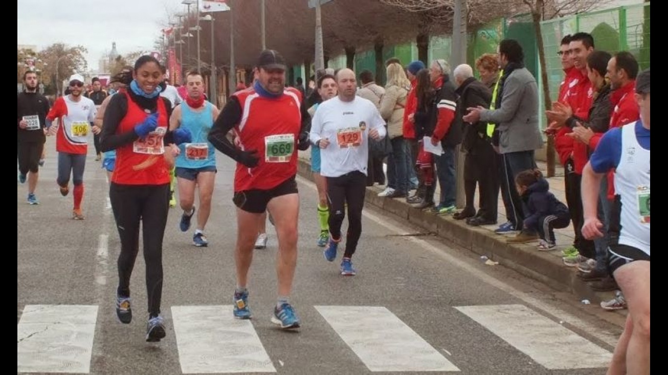 Azalea Pimienta y Fco. Javier Huertas, en pleno esfuerzo y animados por otros compañeros