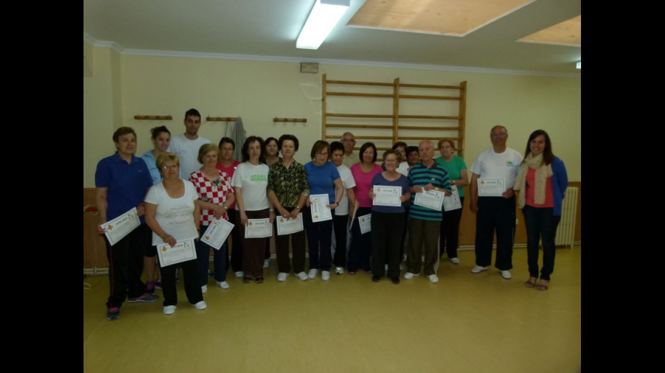 Entrega de diplomas a uno de los grupos