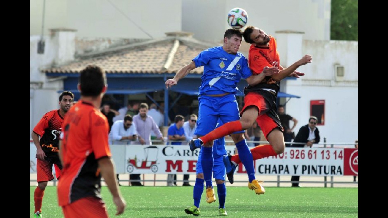 José Carlos pugna de cabeza con el gigante Iker Torre. Foto: Roque J. Cuesta