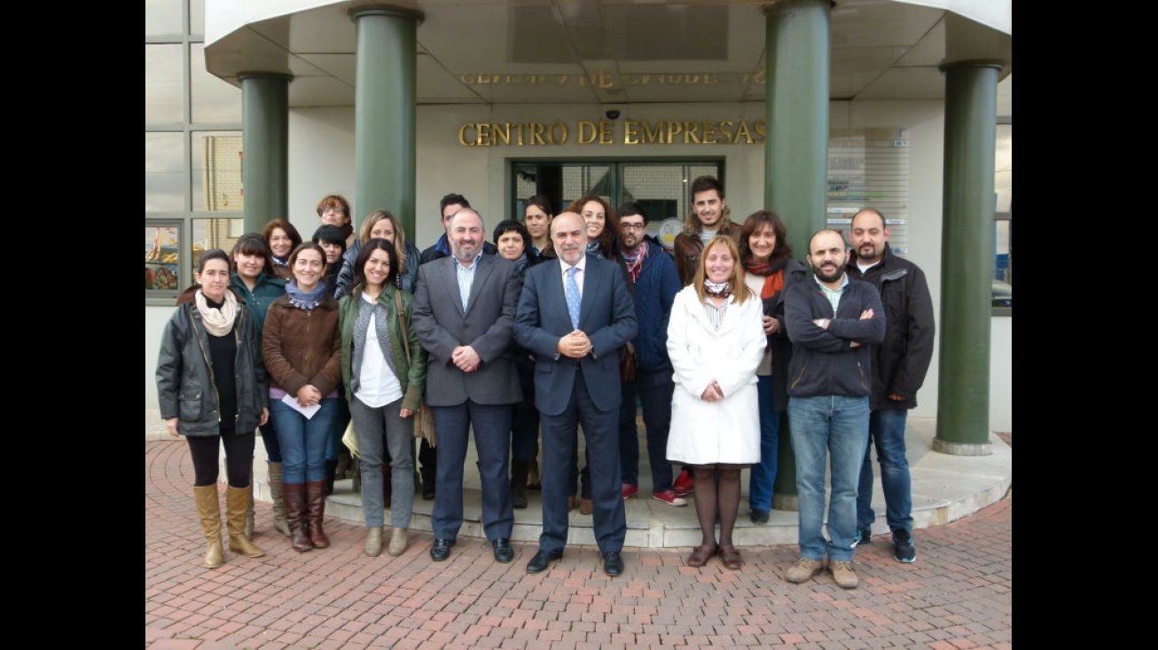 Foto conjunta de participantes, monitores y autoridades