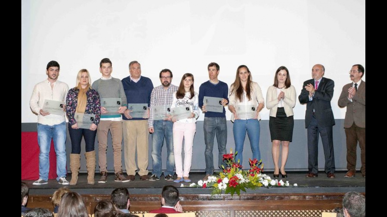 Galardonados con el Reconocimiento de Oro, junto a las autoridades. Foto: Roque J. Cuesta