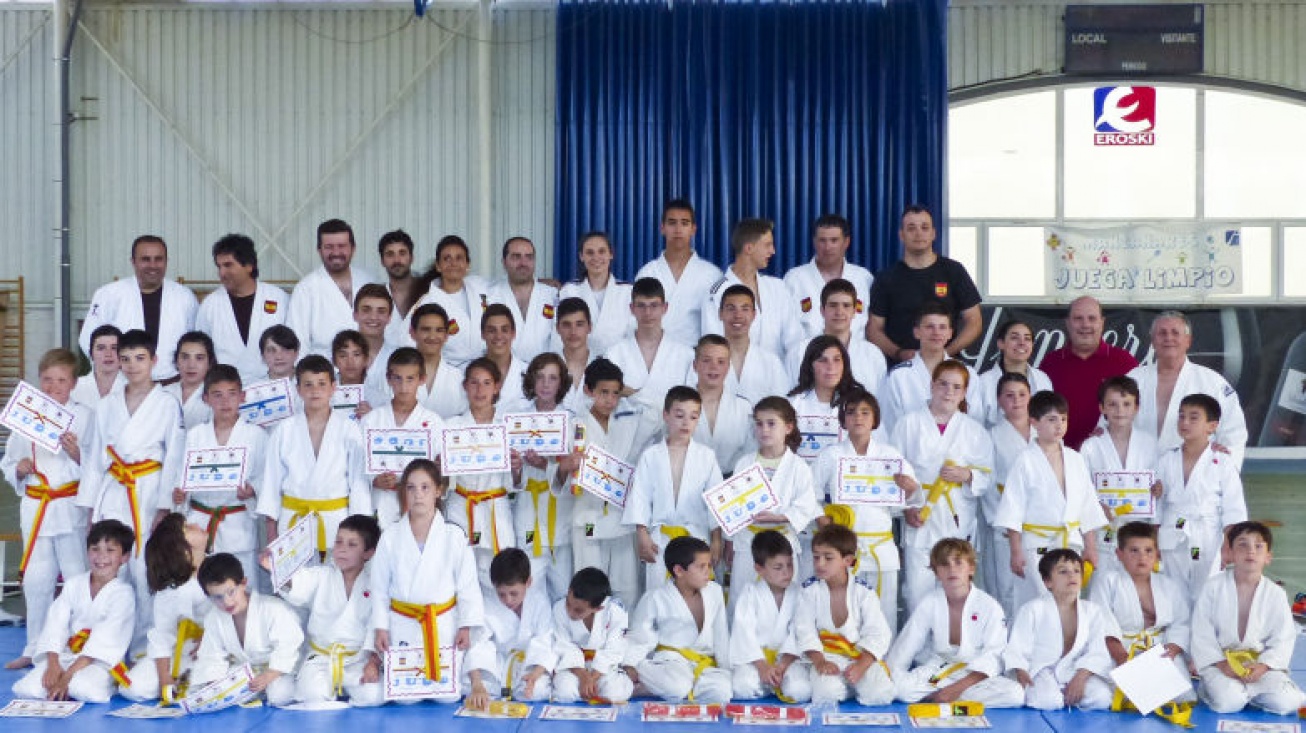 Foto de familia de la Escuela de Judo en la clausura del curso 2014/15