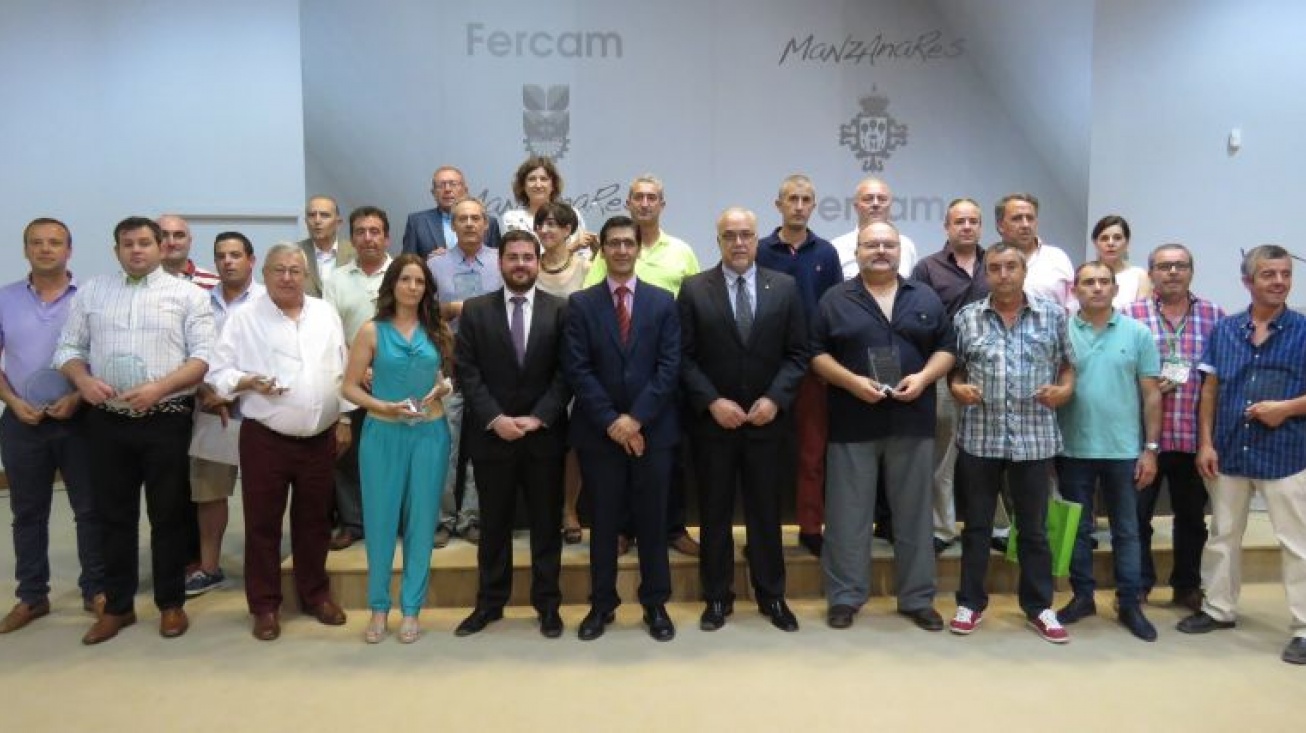 Foto conjunta de todos los premiados con las autoridades en la clausura de FERCAM 2015