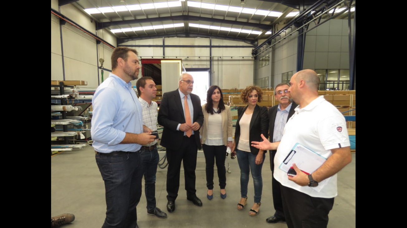 Visita de la delegación municipal a la fábrica Aluminios Cortizo