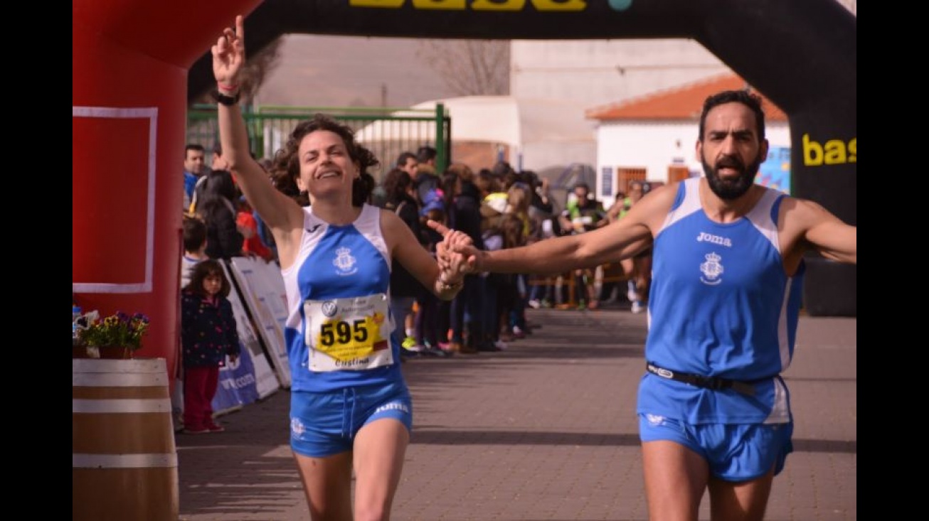 Cristina Izarra y Jesús Arroyo entran juntos a meta en Valdepepas. Foto: blog Club de Atletismo Manzanares