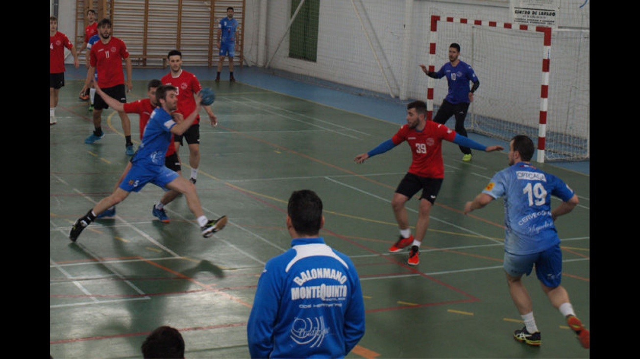 Jugada de ataque del BM Manzanares ante el Montequinto