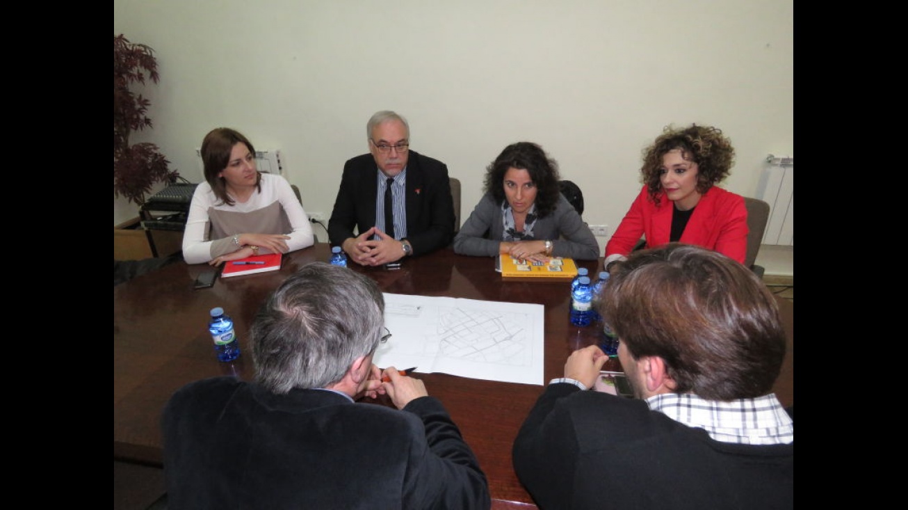 Alcalde y concejales en la reunión con los técnicos