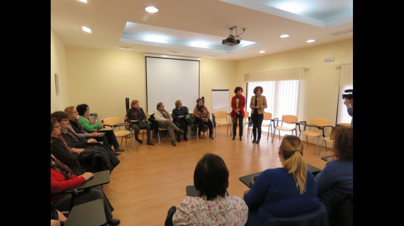Beatriz Labián y Carmen Pimienta en la reunión en el Centro de la Mujer