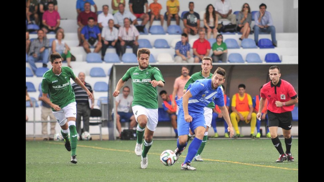 Martín se marcha de jugadores del Toledo B en partido de la temporada 2014/15. Foto: Roque J. Cuesta