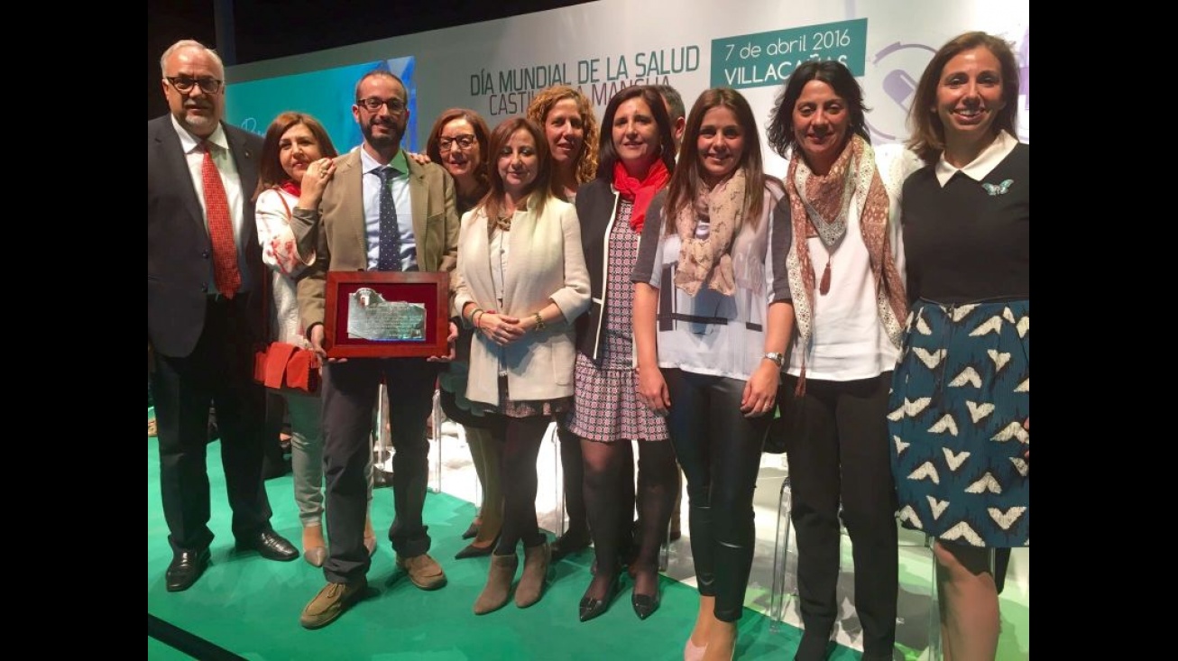 Julian Nieva, alcalde de Manzanares, con el equipo de profesionales en el momento del premio