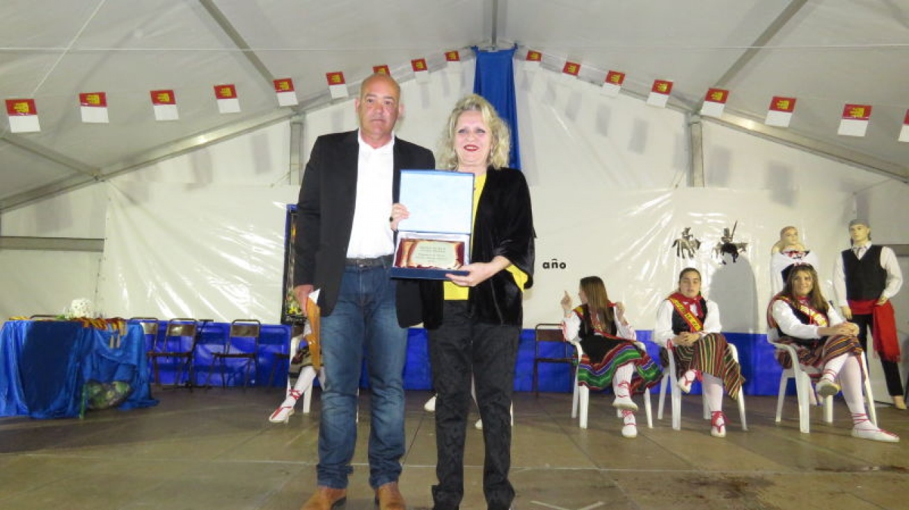 El presidente de la AAVV Divina Pastora entregó una placa a la pregonera 2016, Juana Pinés