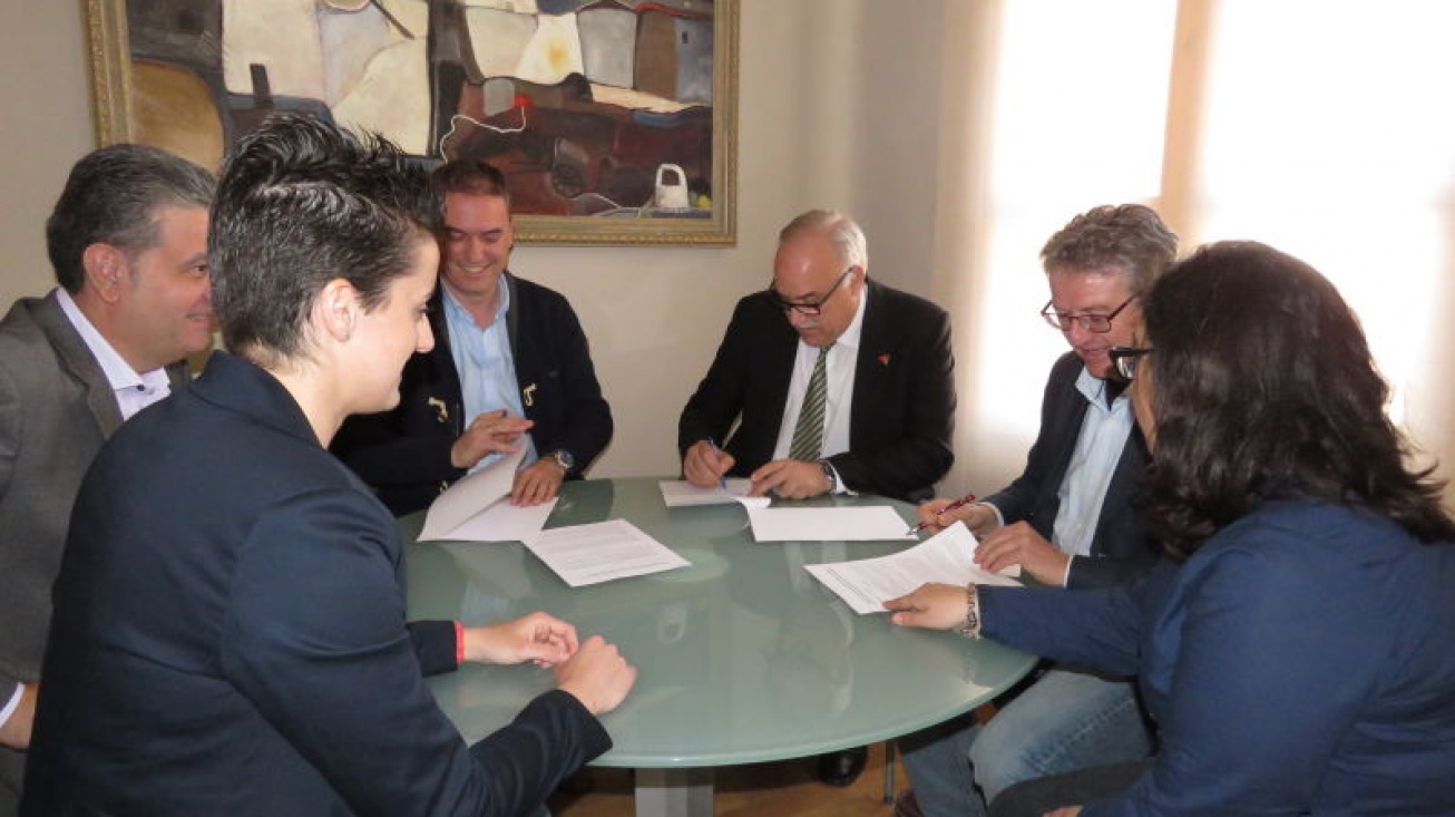 Momento de la firma en el ayuntamiento de Manzanzares