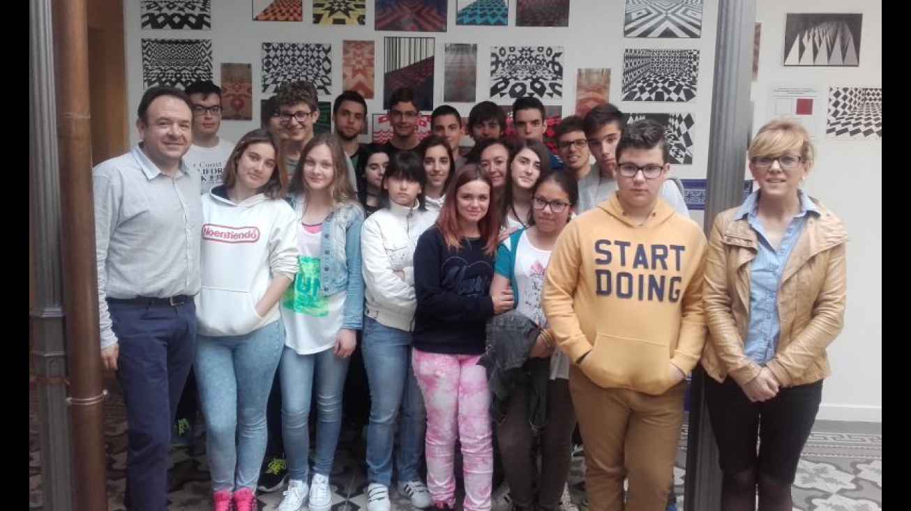 Alumnado del IES "Sotomayor" en su exposición