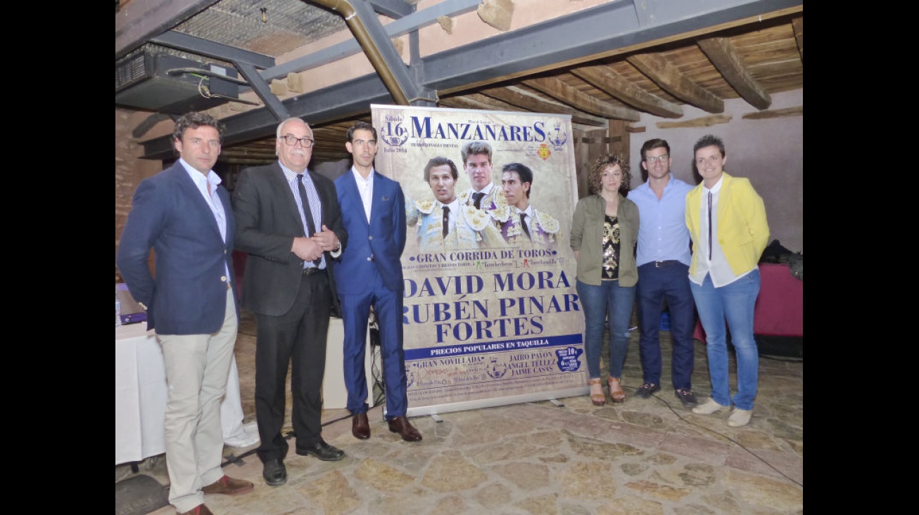 Manuel Amador, Julián Nieva, Jiménez Fortes, Beatriz Labián, Rubén Pinar y Esther Nieto-Márquez, en la presentación del cartel de toros 2016. Foto: José A. Romero