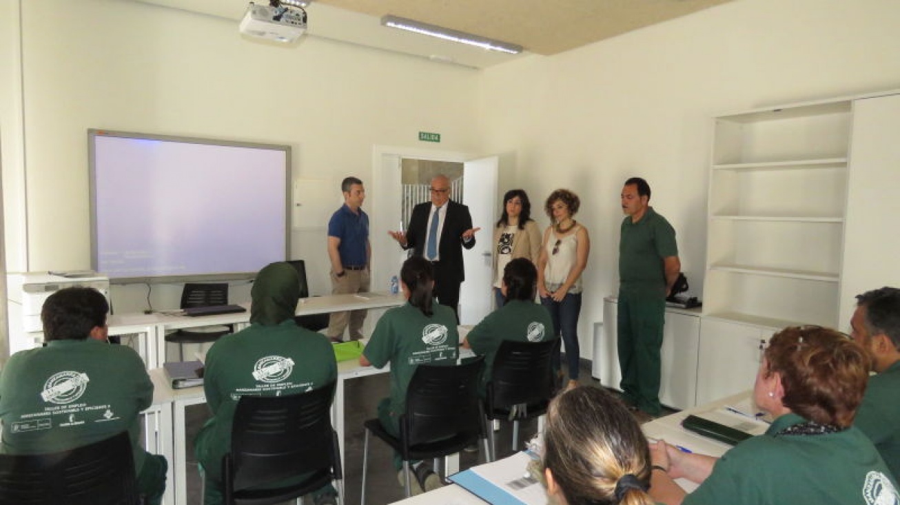 Julián Nieva en la visita a los participantes del Taller de Empleo
