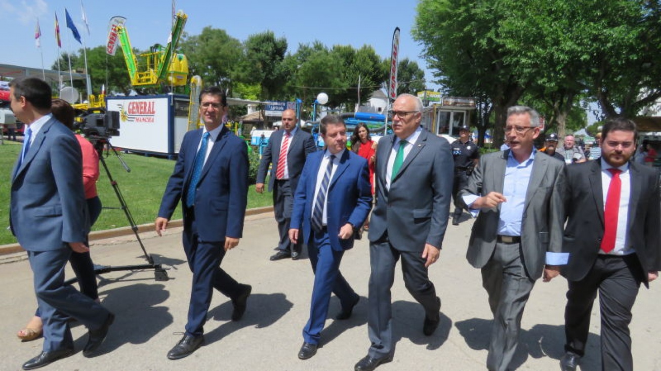 José Manuel Caballero, a la izquierda, durante la visita a FERCAM de la comitiva inaugural