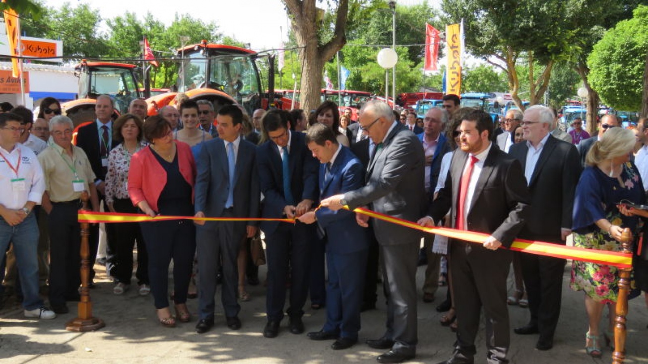 Corte de cinta inaugural de FERCAM 2016 a cargo de Emiliano García-Page, presidente de Castilla-La Mancha