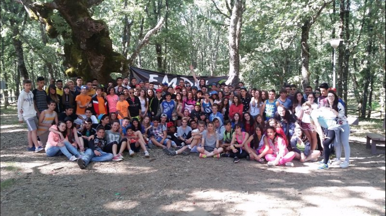 Foto conjunta de los participantes en el campamento