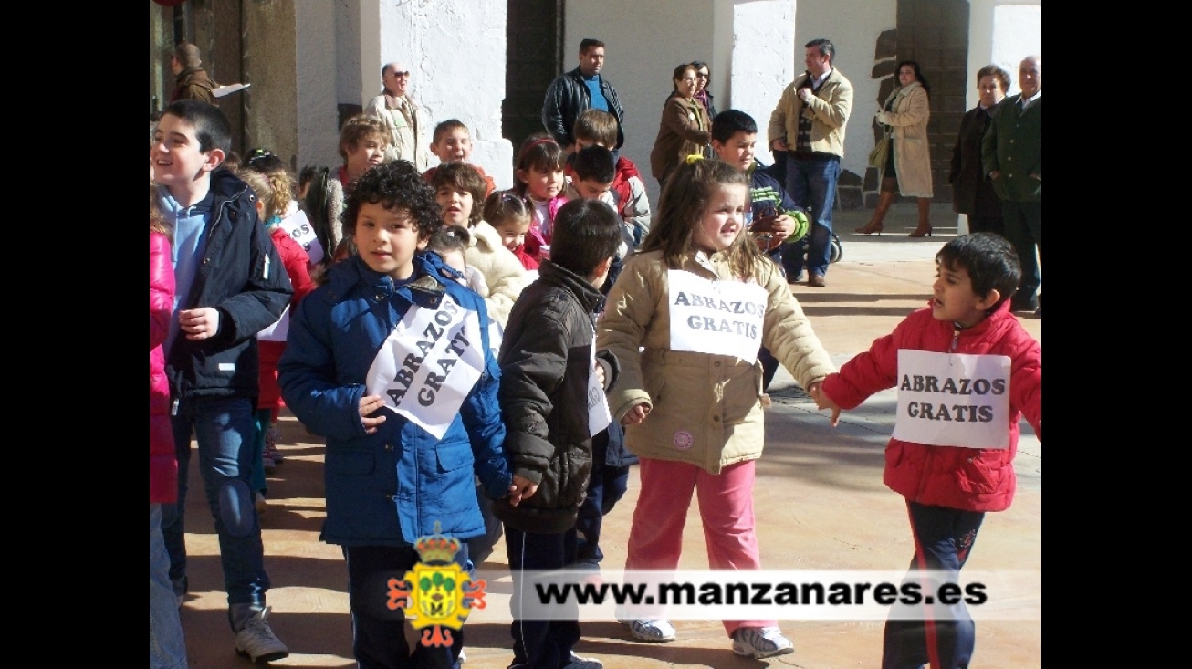 Abrazos solidarios del colegio Enrique Tierno Galván
