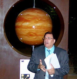 El Dr. Julián Gómez-Cambronero en el monumento a Jupiter durante el acto de inauguración del paseo.