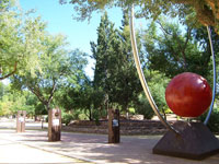 Monumento dedicado al Sol y distancia con los planetas más próximos en el Paseo del Sistema Solar de Manzanares (C. Real)